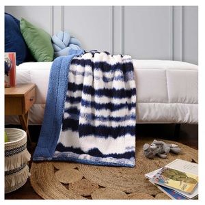 NWT Plush Throw Blanket